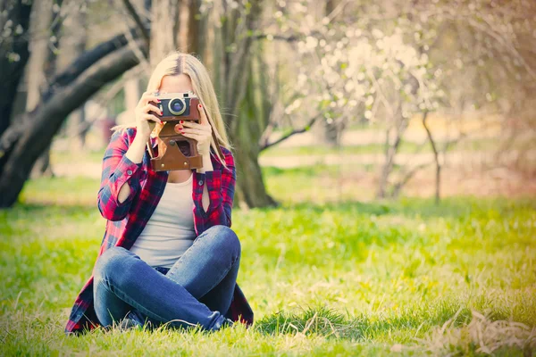 Portret van een jonge vrouw met camera — Stockfoto