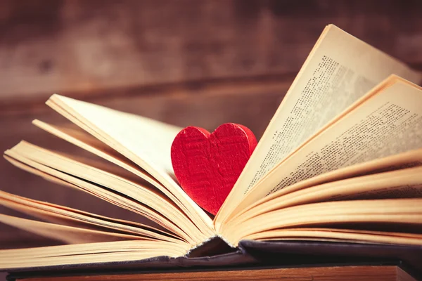 Photo of the books and heart — Stock Photo, Image