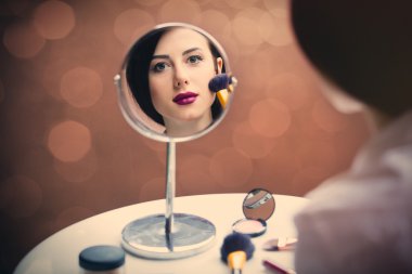 genç kadının onun makyaj yapması