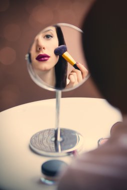 genç kadının onun makyaj yapması