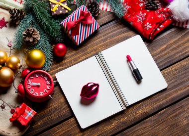 defter, saat, ruj ve oyuncak