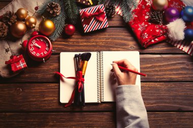 Kadın eli kalem tutuyor.