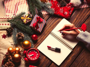 Kadın eli kalem tutuyor.