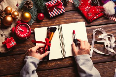 erkek tutarak fırçalar ve ruj eller