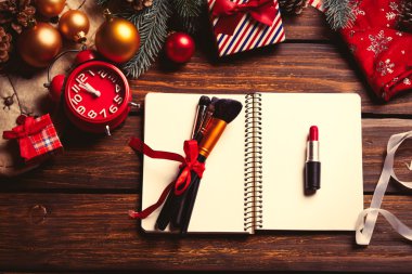 defter, saat, ruj ve fırçalar