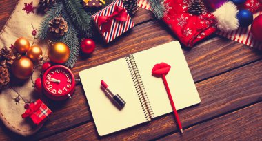 defter, saat, ruj ve kalem