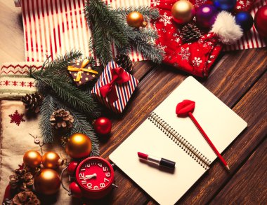 defter, saat, ruj ve kalem