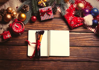 defter, saat ve fırçalar