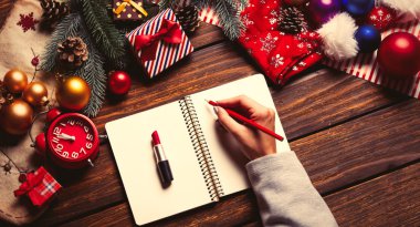 Kadın eli kalem tutuyor.