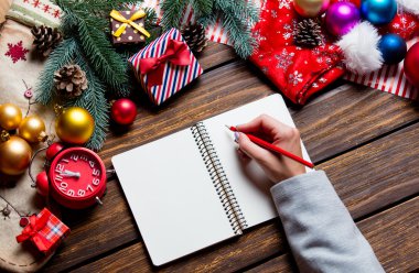 Kadın eli kalem tutuyor.