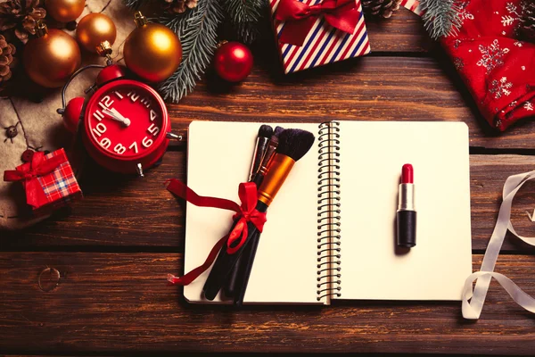 defter, saat, ruj ve fırçalar