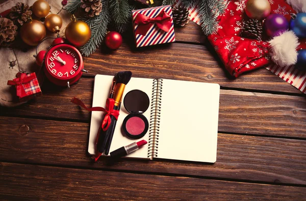 defter, saat, ruj, allık ve fırçalar