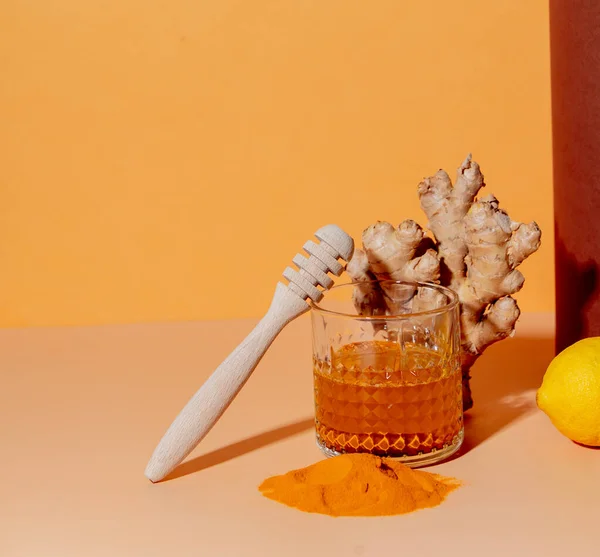 Kurkuma Honing Citroen Gember Naast Een Glas Een Papieren Achtergrond — Stockfoto