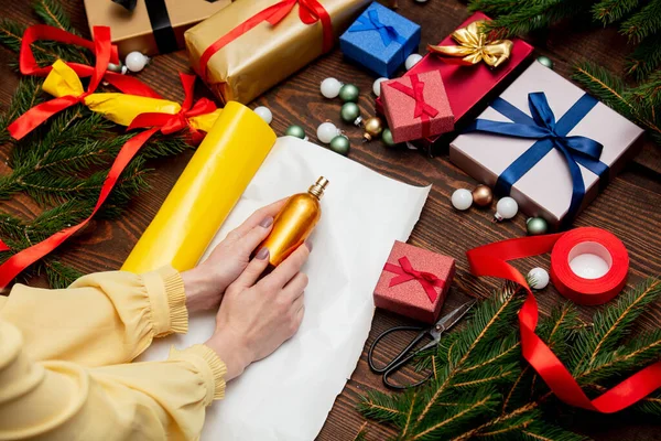 Mulher Está Embrulhando Presentes Natal Uma Mesa — Fotografia de Stock