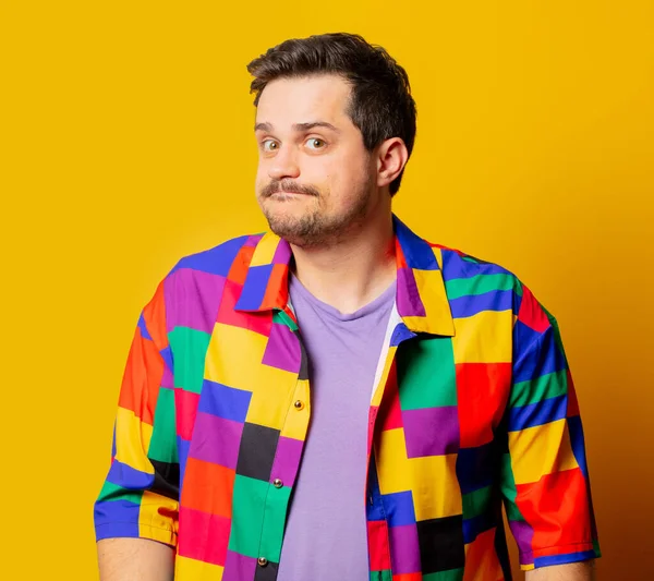 Sorprendido Chico Divertido Camisa Sobre Fondo Amarillo — Foto de Stock