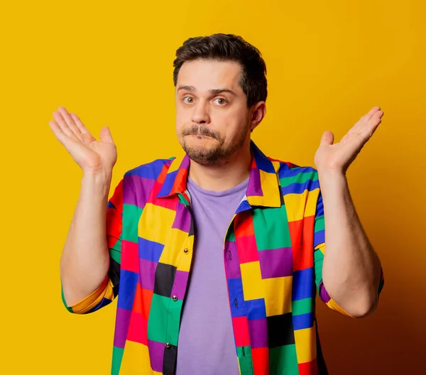 Sorprendido Chico Divertido Camisa Sobre Fondo Amarillo — Foto de Stock