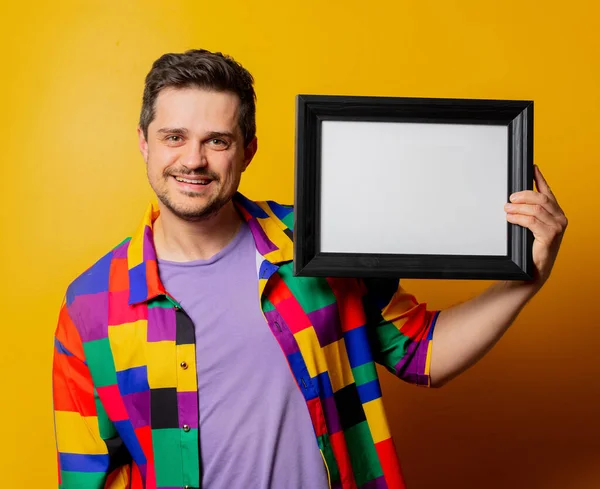 Cara Camisa Dos Anos Com Moldura Foto Fundo Amarelo — Fotografia de Stock