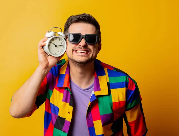 Stijl Man Jaren Shirt Met Wekker Gele Achtergrond — Stockfoto