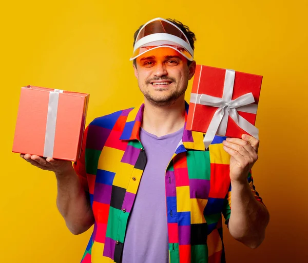 Typ 90Er Jahre Hemd Und Hut Mit Geschenkbox Auf Gelbem — Stockfoto