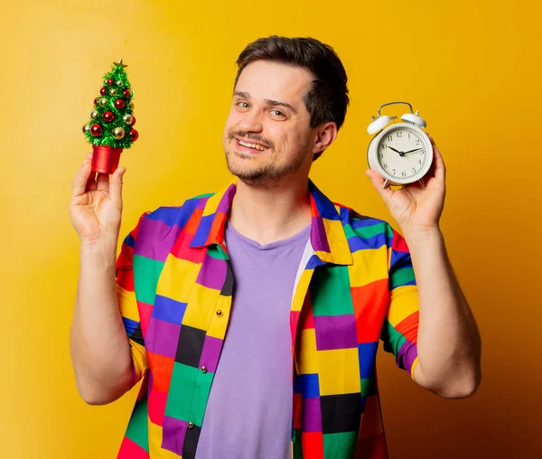 Stijl Man Jaren Shirt Met Kerstboom Wekker Gele Achtergrond — Stockfoto