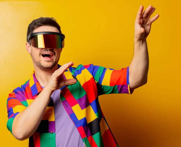 Estilo Cara Camisa Dos Anos Óculos Futuristas Fundo Amarelo — Fotografia de Stock