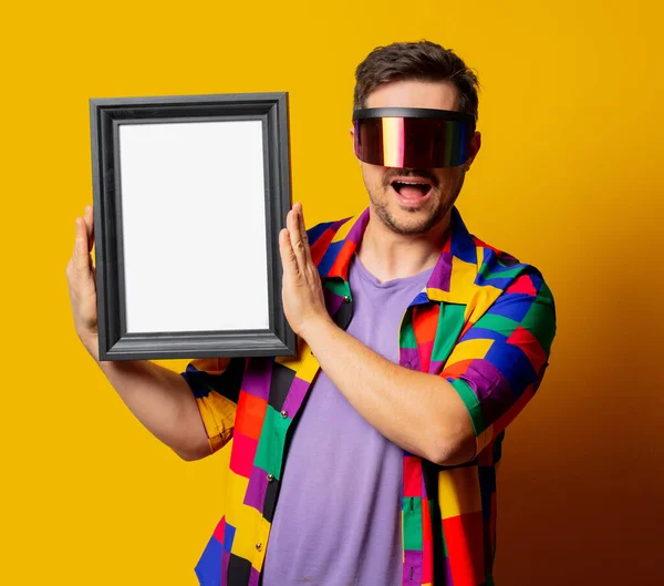 Typ 90Er Jahre Hemd Und Futuristischer Brille Mit Fotorahmen Auf — Stockfoto