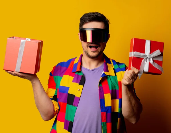 Typ 90Er Jahre Hemd Und Futuristischer Brille Mit Geschenkbox Auf — Stockfoto