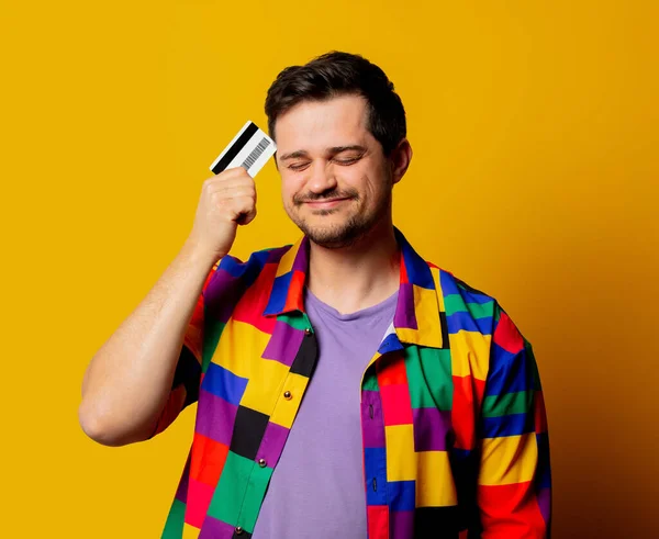 Estilo Cara Camisa Dos Anos Com Cartão Crédito Fundo Amarelo — Fotografia de Stock