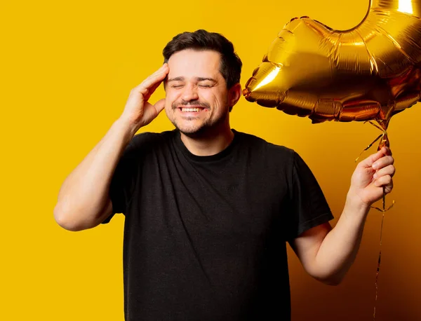 Estilo Cara Shirt Preta Com Balão Dourado Fundo Amarelo — Fotografia de Stock