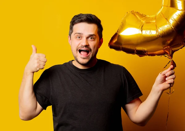 Tipo Estilo Camiseta Negra Con Globo Dorado Sobre Fondo Amarillo — Foto de Stock