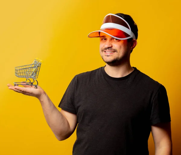 Guy Zwart Shirt Met Winkelwagentje Gele Achtergrond — Stockfoto