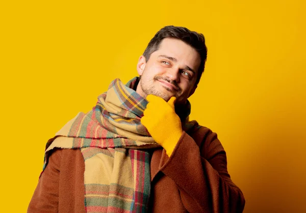 Stile Uomo Cappotto Sciarpa Sfondo Giallo — Foto Stock