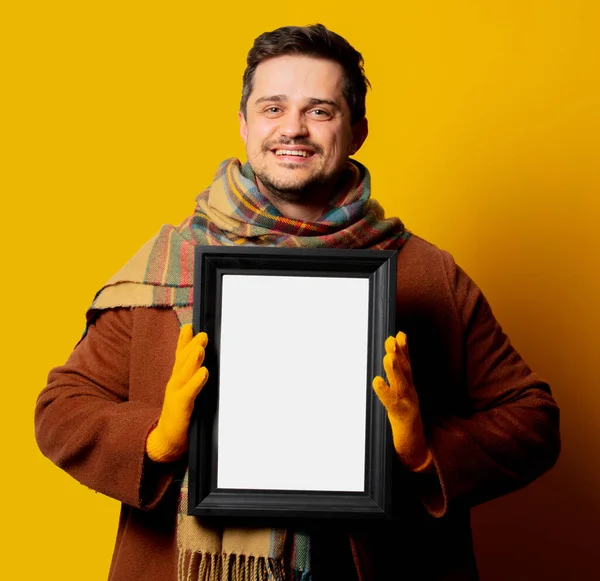 Estilo Homem Casaco Cachecol Com Moldura Fundo Amarelo — Fotografia de Stock