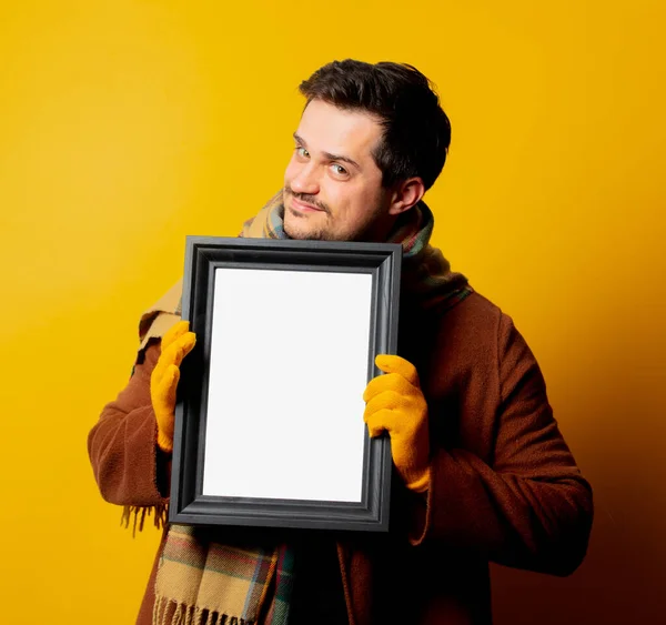 Stil Mann Mantel Und Schal Mit Rahmen Auf Gelbem Hintergrund — Stockfoto
