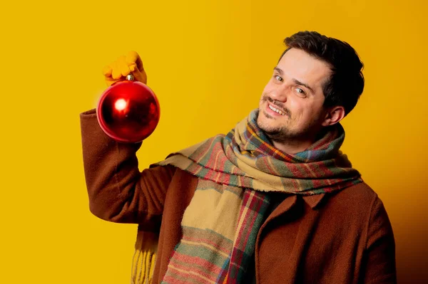Estilo Homem Casaco Cachecol Com Bugiganga Natal Fundo Amarelo — Fotografia de Stock