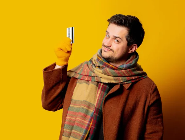 Estilo Homem Casaco Cachecol Com Cartão Crédito Fundo Amarelo — Fotografia de Stock