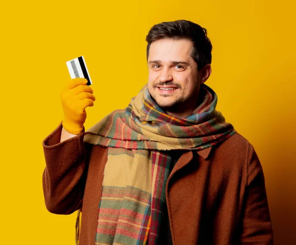 Estilo Homem Casaco Cachecol Com Cartão Crédito Fundo Amarelo — Fotografia de Stock