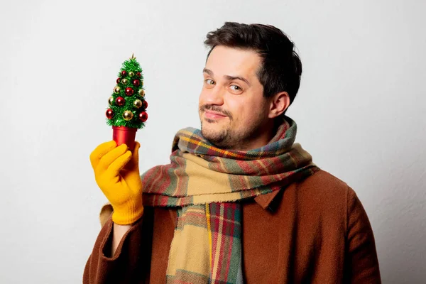 Stijl Man Jas Sjaal Met Kerstboom Witte Achtergrond — Stockfoto