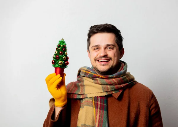 Estilo Hombre Abrigo Bufanda Con Árbol Navidad Sobre Fondo Blanco — Foto de Stock