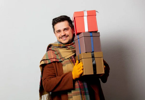 Stil Mann Mantel Und Schal Mit Geschenkboxen Auf Weißem Hintergrund — Stockfoto