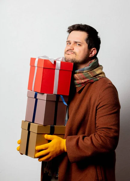 Estilo Homem Casaco Cachecol Com Caixas Presente Fundo Branco — Fotografia de Stock