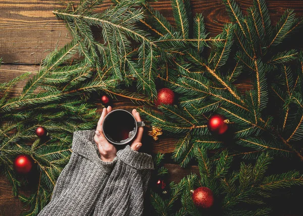 Las Manos Femeninas Sostienen Taza Con Árbol Navidad Una Mesa —  Fotos de Stock