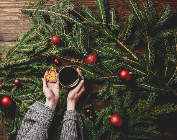 Las Manos Femeninas Sostienen Taza Galletas Con Árbol Navidad Una — Foto de Stock