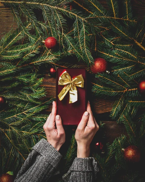 Les Mains Féminines Tiennent Boîte Cadeau Côté Des Branches Arbre — Photo