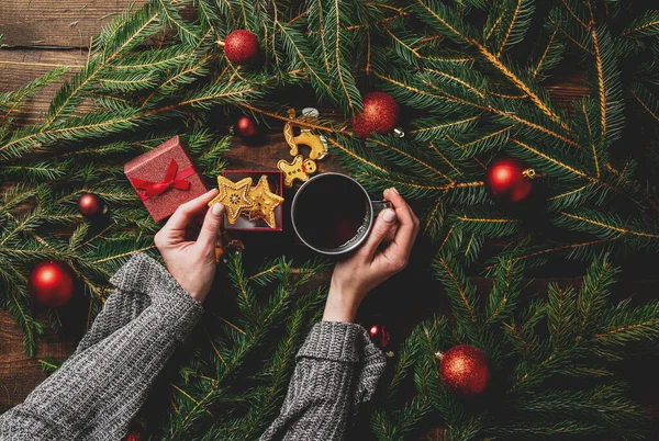 찻잔과 쿠키를 테이블 크리스마스 트리를 — 스톡 사진