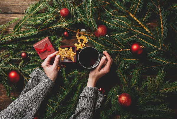 Las Manos Femeninas Sostienen Taza Galletas Con Árbol Navidad Una —  Fotos de Stock