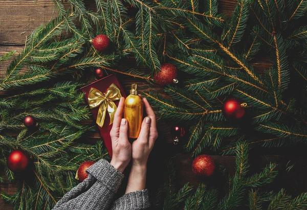 Les Mains Féminines Tiennent Flacon Parfum Côté Des Branches Des — Photo