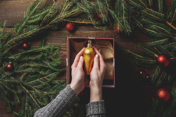 크리스마스 상자에 화장품을 포장하는 — 스톡 사진