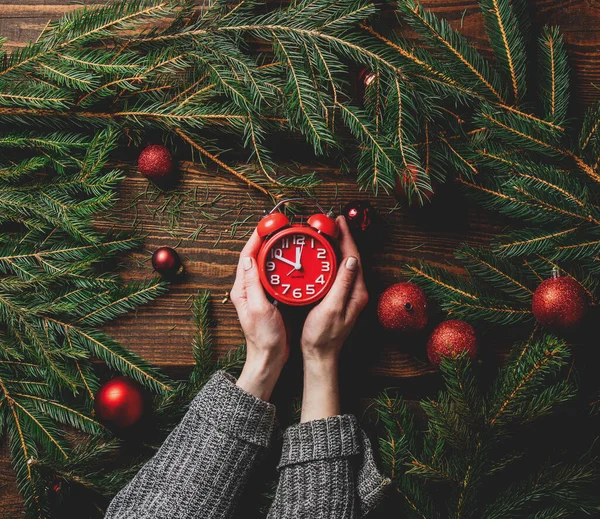 Mâinile Femeii Țin Ceasul Deșteptător Lângă Decorațiunile Crăciun — Fotografie, imagine de stoc