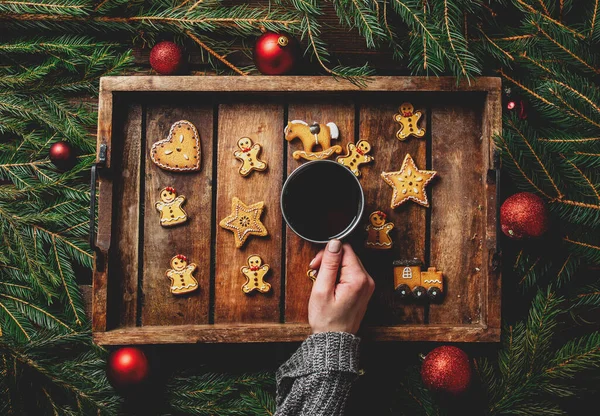 Les Mains Féminines Tiennent Une Tasse Thé Côté Des Biscuits — Photo